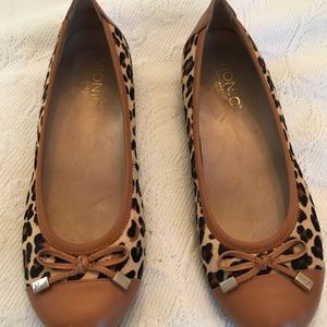 VIONIC cheetah/ leopard ballet flats